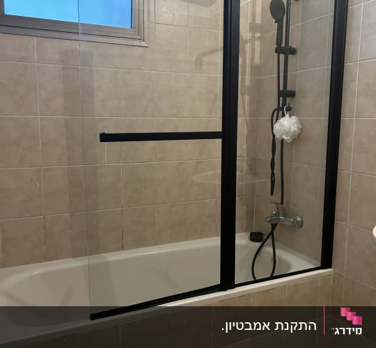 מקלחת עם דלת זכוכית, ראש מקלחת ושפופרת